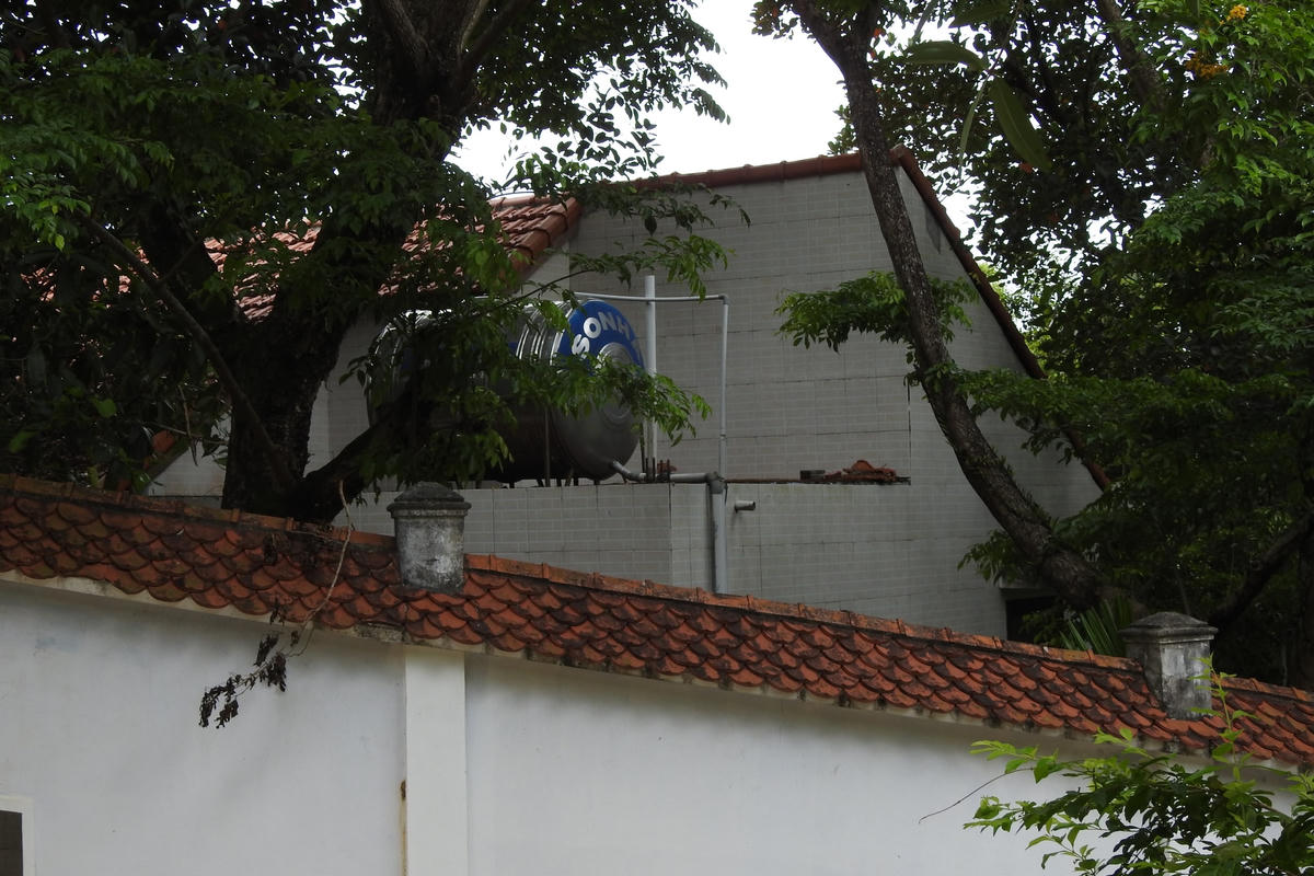 Tường rào và hạng mục xây dựng bên trong biệt phủ còn nguyên vẹn sau hàng loạt quyết định cưỡng chế tháo dỡ của chính quyền quận Liên Chiểu từ năm 2015 đến nay. Ảnh Thanh Tùng.