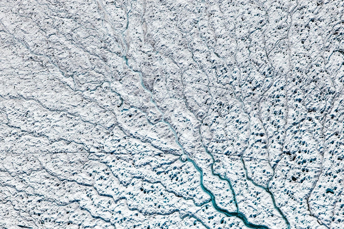 Hình ảnh bao quát lớp băng Greenland thủng “lỗ chỗ" được chụp lại trên cao. Ảnh: CNN.