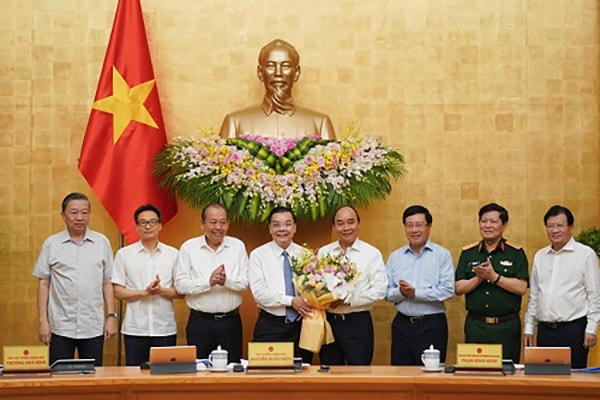 Thủ tướng Nguyễn Xuân Phúc chúc mừng tân Chủ tịch UBND TP. Hà Nội Chu Ngọc Anh. Ảnh: VGP.