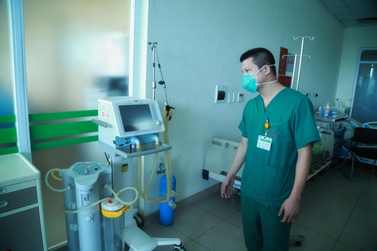 [ẢNH] Đón người Việt từ&nbsp;Guinea Xích đạo về Bệnh viện bệnh Nhiệt đới Trung ương