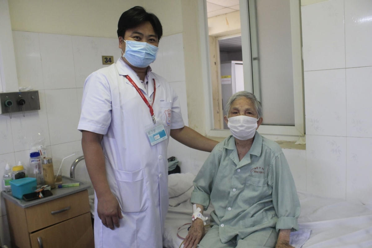 TS. BS Đặng Quốc Ái và cụ bà được Bệnh viện E phẫu thuật kịp thời. Hiện, cụ bà đã có thể đi lại, sinh hoạt cá nhân ổn định. Ảnh: BVCC. 