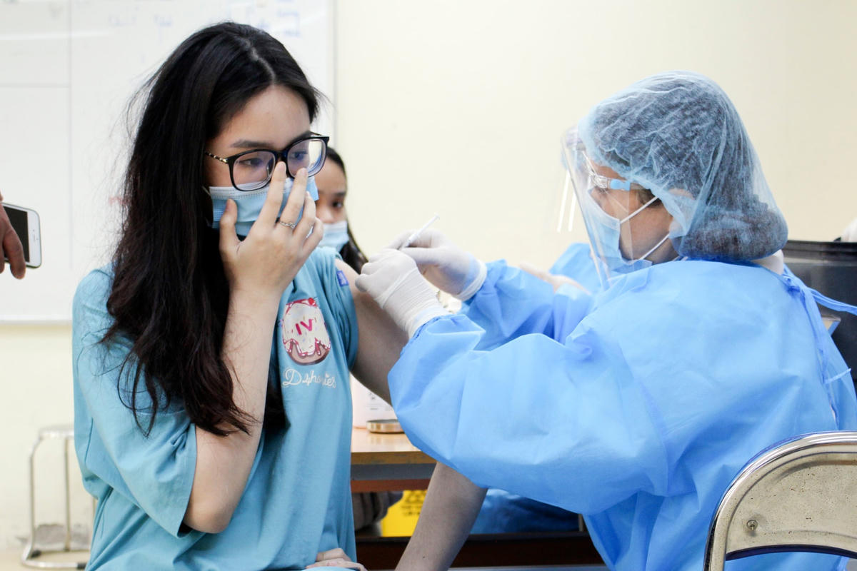Học sinh Hà Nội được tiêm vaccine ngừa Covid-19
