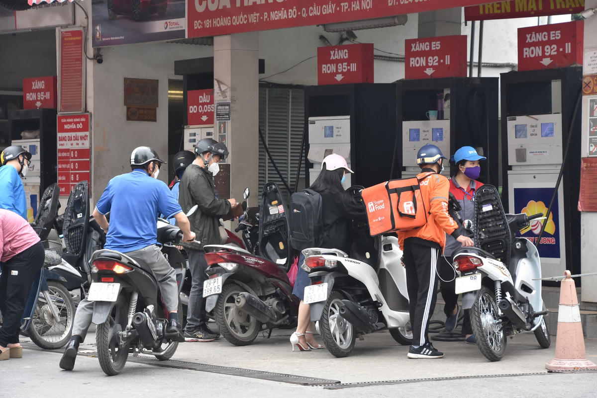 Xếp hàng chờ đổ xăng tại cây xăng Nghĩa Đô (Cầu Giấy).
