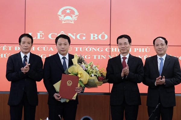 Thứ trưởng Nguyễn Huy Dũng nhận quyết định bổ nhiệm từ lãnh đạo Bộ TT&TT. Ảnh: Vietnamnet.