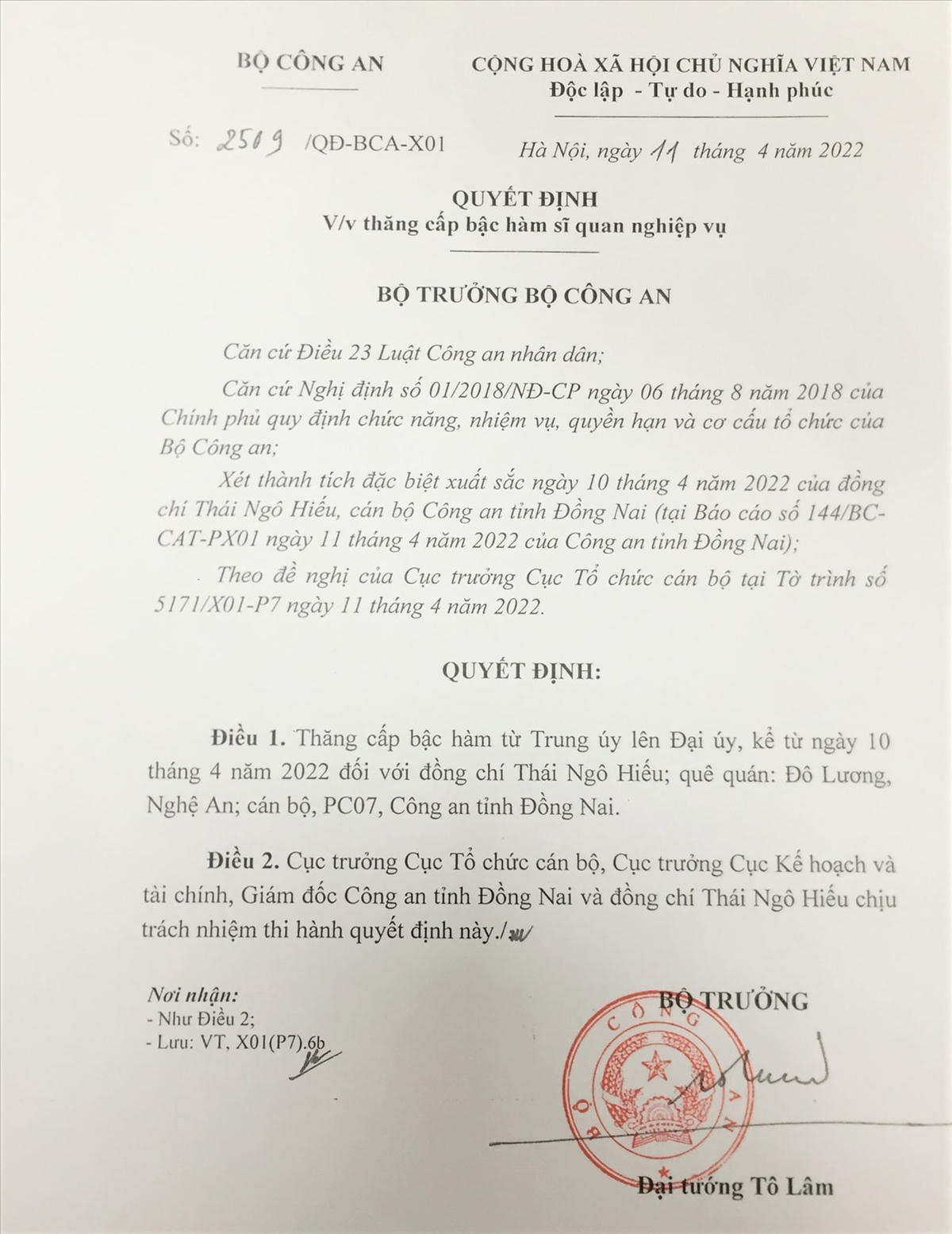 Bộ trưởng Bộ Công an ký Quyết định thăng cấp bậc hàm từ Trung úy lên Đại úy đối với đồng chí Thái Ngô Hiếu.