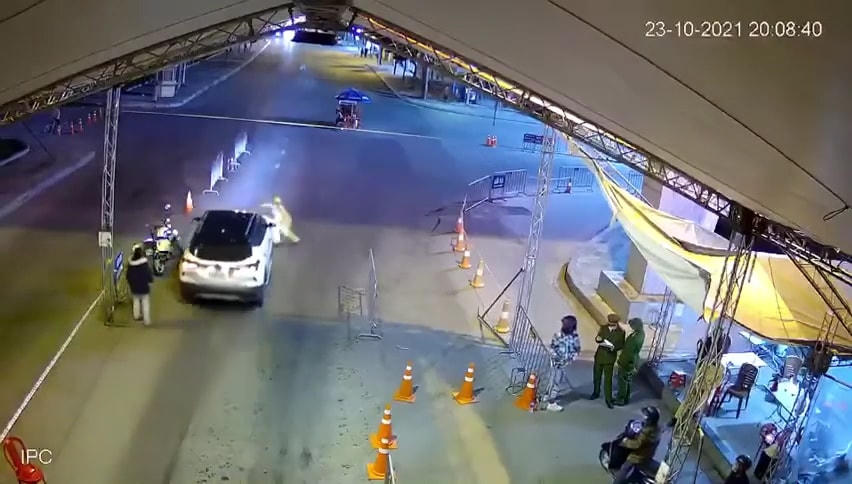 Khi đi qua cầu Non Nước, Nguyễn Văn Thương được yêu cầu xuống xe để khai báo y tế.