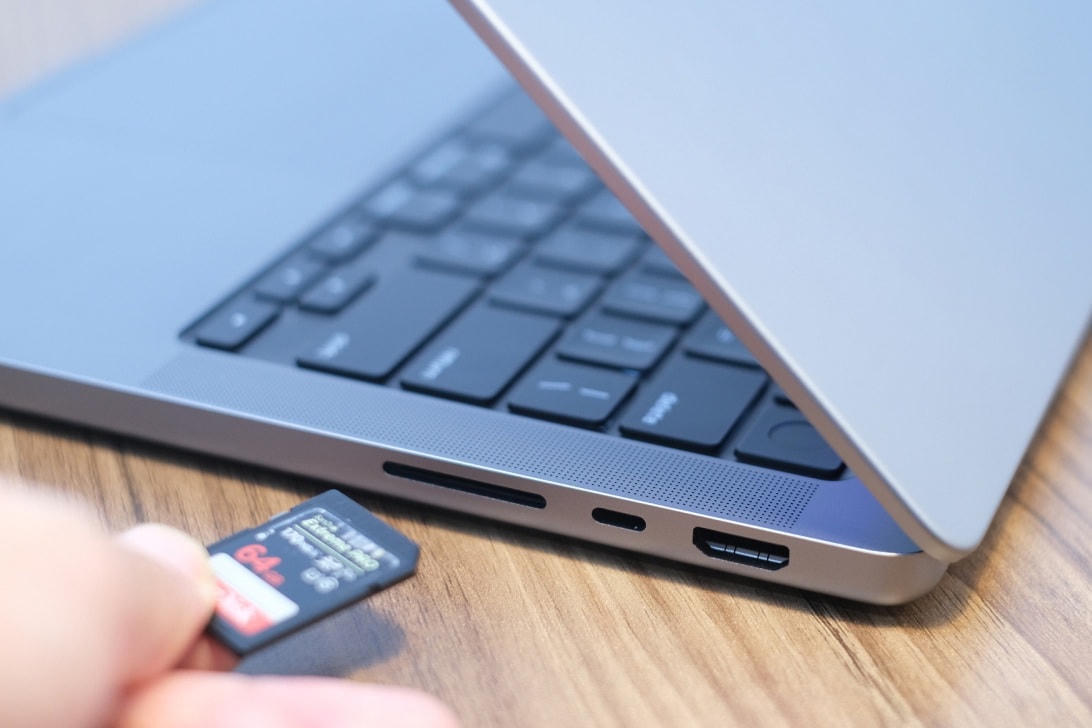 Cận cảnh MacBook Pro 'tai thỏ' tại Việt Nam, giá hơn 50 triệu đồng