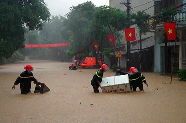 Trước tình hình mưa còn có thể diễn ra, Chủ tịch UBND tỉnh Hà Giang yêu cầu các ngành, địa phương trên địa bàn toàn tỉnh cần theo dõi, bám sát tình hình thời tiết, khí hậu, không được lơ là, chủ quan; tổ chức trực nghiêm túc 24/24 giờ để xử lý thông tin kịp thời. Khi phát sinh các tình huống, thực hiện tốt phương án đã xây dựng và phương châm “4 tại chỗ” để xử lý trước mắt và cập nhật số liệu thiệt h.ại để báo cáo về tỉnh. (Ảnh: Lao động).