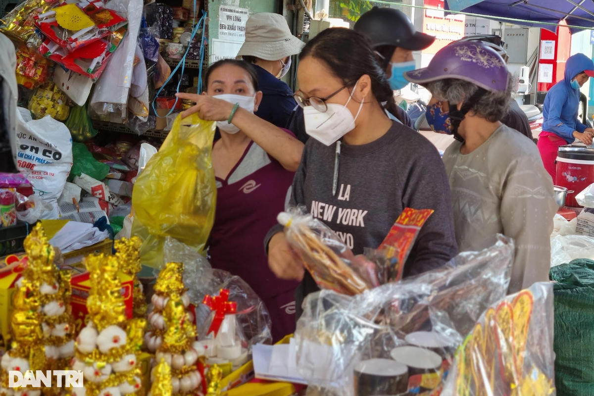 Cửa hàng vàng mã nhộn nhịp người mua (Ảnh: Khánh Hồng).