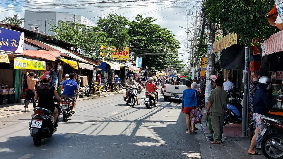 Chợ tự phát nằm trên đường Đông Hưng Thuận vẫn hoạt động, nhưng lực lượng chức năng ra quận "dẹp loạn". Ảnh: Trung Lĩnh.