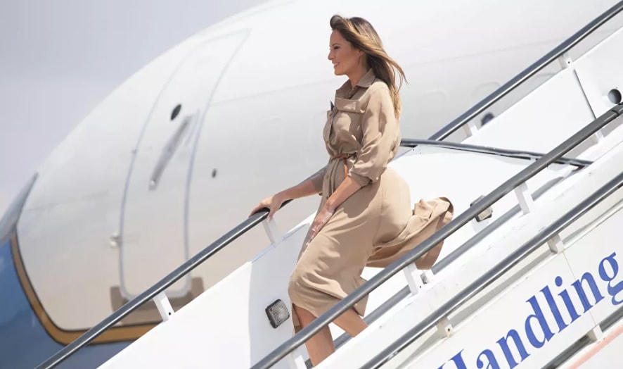 Đệ nhất phu nhân Mỹ Melania Trump rời khỏi máy bay khi đáp xuống sân bay quốc tế Lilongwe, năm 2018,