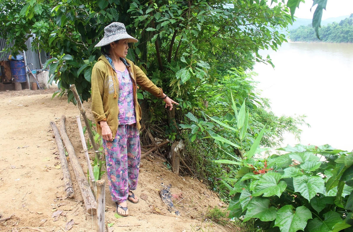Bà Tín chỉ sạt lở bờ sông cách nhà mình hơn 3m.