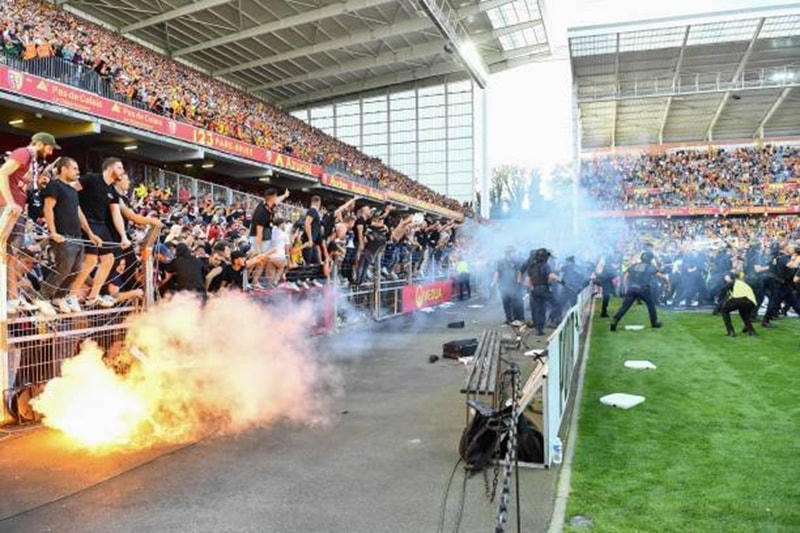 Giải Ligue 1: Cổ động viên tràn xuống sân đối đầu cảnh sát