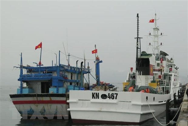 Tàu kiểm ngư 467 lai dắt tàu cá BĐ 98658 TS về Cảng Ba Ngòi, thành phố Cam Ranh, tỉnh Khánh Hòa. (Ảnh: TTXVN).