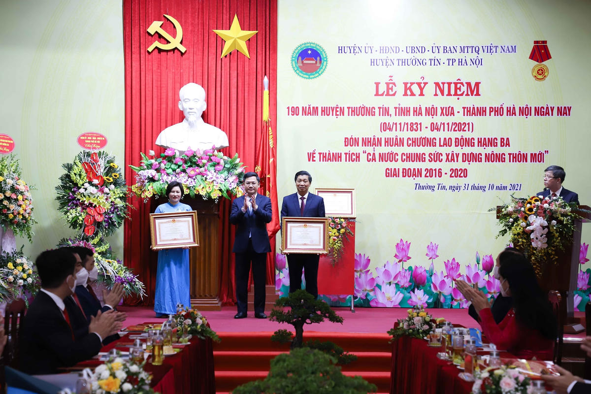 Các tập thể, cá nhân đón nhận phần thưởng cao quý.