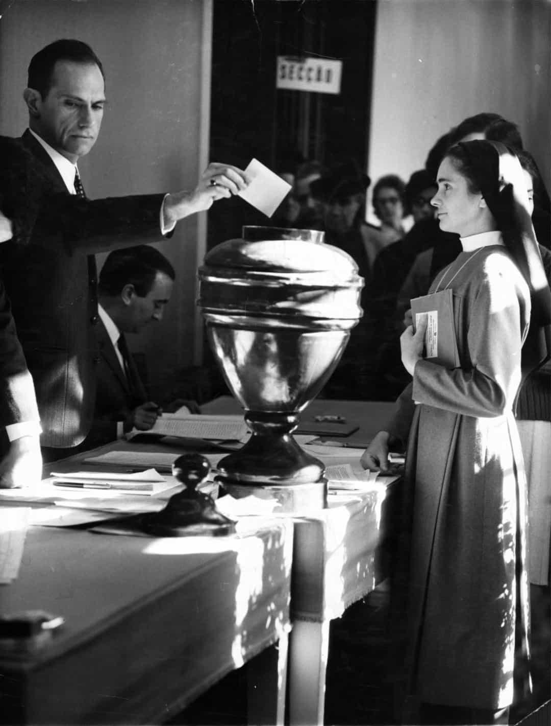 Phụ nữ Bồ Đào Nha được trao quyền bầu cử vào năm 1931, với điều kiện họ phải hoàn thành giáo dục đại học hoặc trung học cơ sở. Hạn chế này đã được dỡ bỏ vào năm 1934, cho phép tất cả phụ nữ được quyền bầu cử. Bức ảnh chụp một nữ tu bỏ phiếu bầu của mình vào năm 1969.