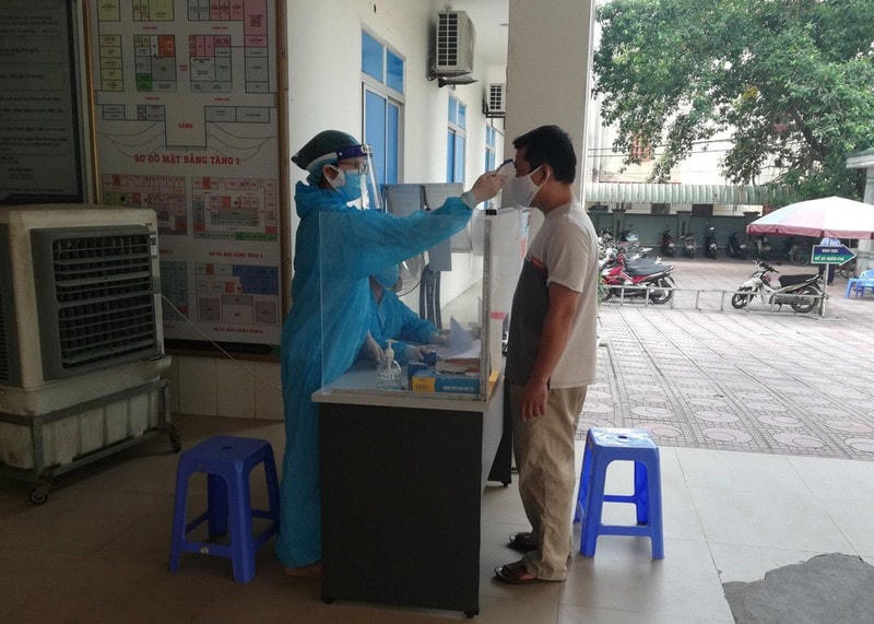 Nhân viên y tế tại Bệnh viện đa khoa Hòa Bình đều được trang bị khẩu trang, mặt nạ phòng hộ sàng lọc bệnh nhân ra vào viện.