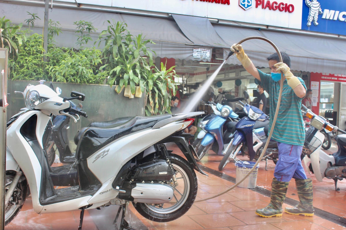 Trong ngày thứ 2 mở cửa, tiệm sửa xe vẫn trong tình trạng quá tải khách hàng. 