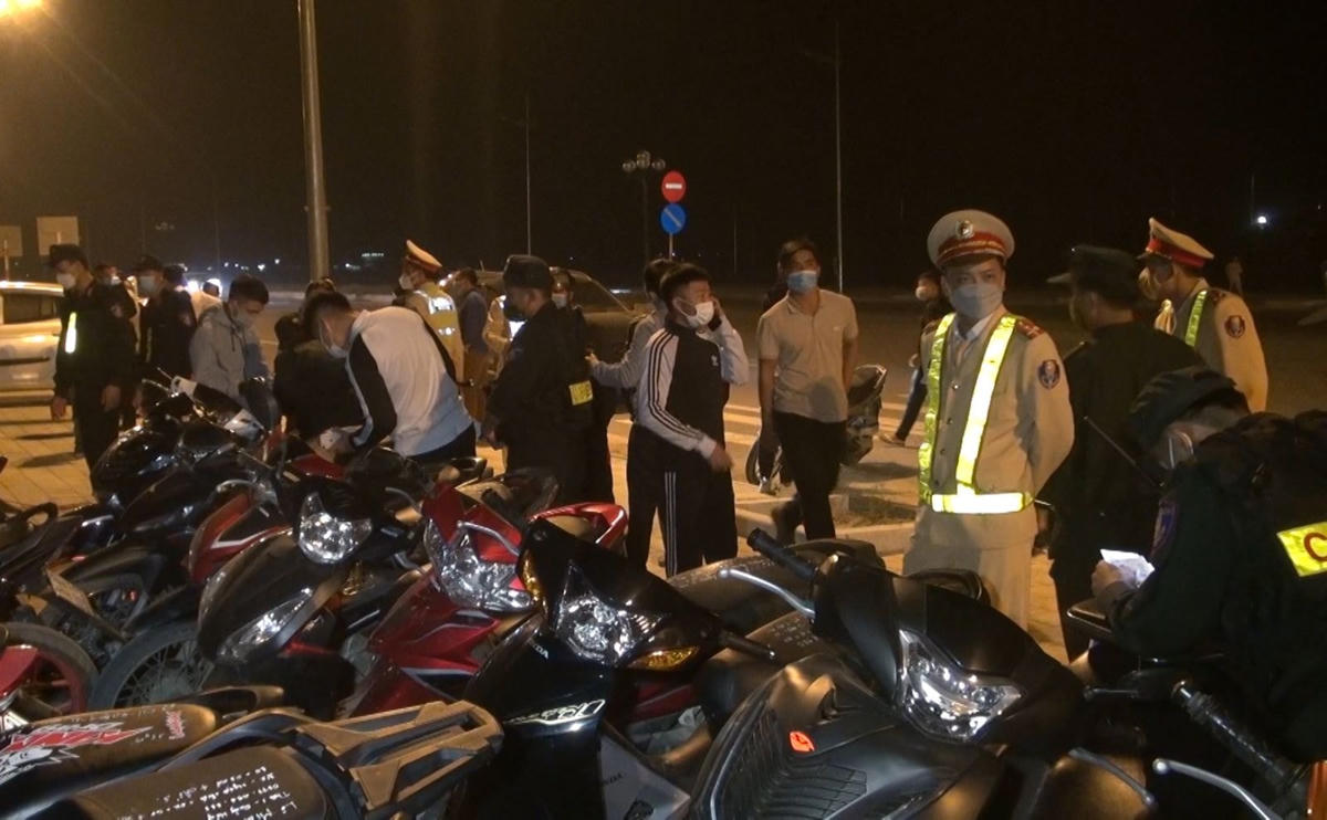 Hơn 50 'dân tổ' bị Công an tỉnh Thanh Hóa và Công an TP Sầm Sơn tóm gọn trong tối 13/11.