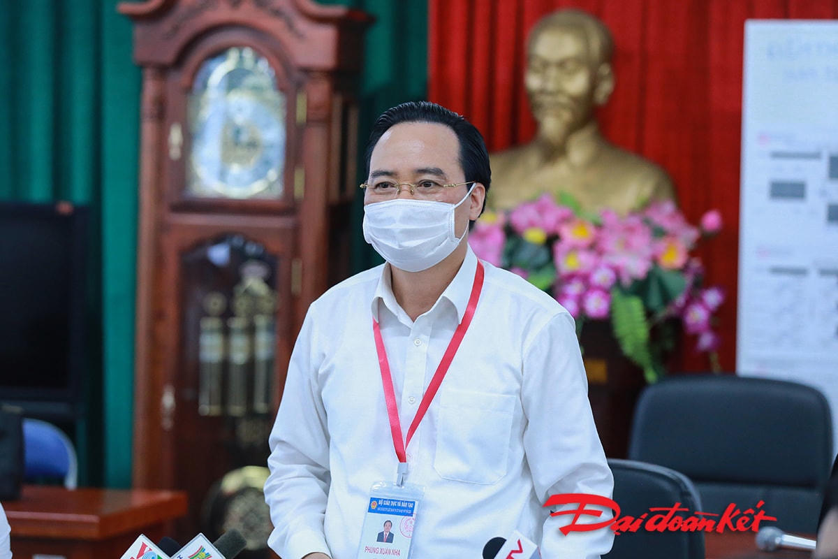 Bộ trưởng Phùng Xuân Nhạ kiểm tra điểm thi tốt nghiệp THPT 2020