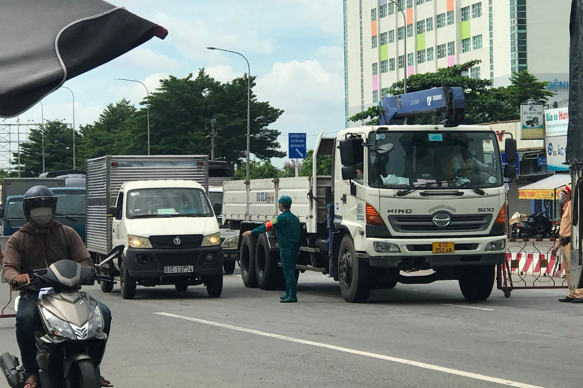 Chốt Sóng Thần vẫn được lực lượng chức năng kiểm soát, tuy nhiên lượng xe lưu thông vừa phải, không ùn ứ kéo dài như ngày hôm qua.