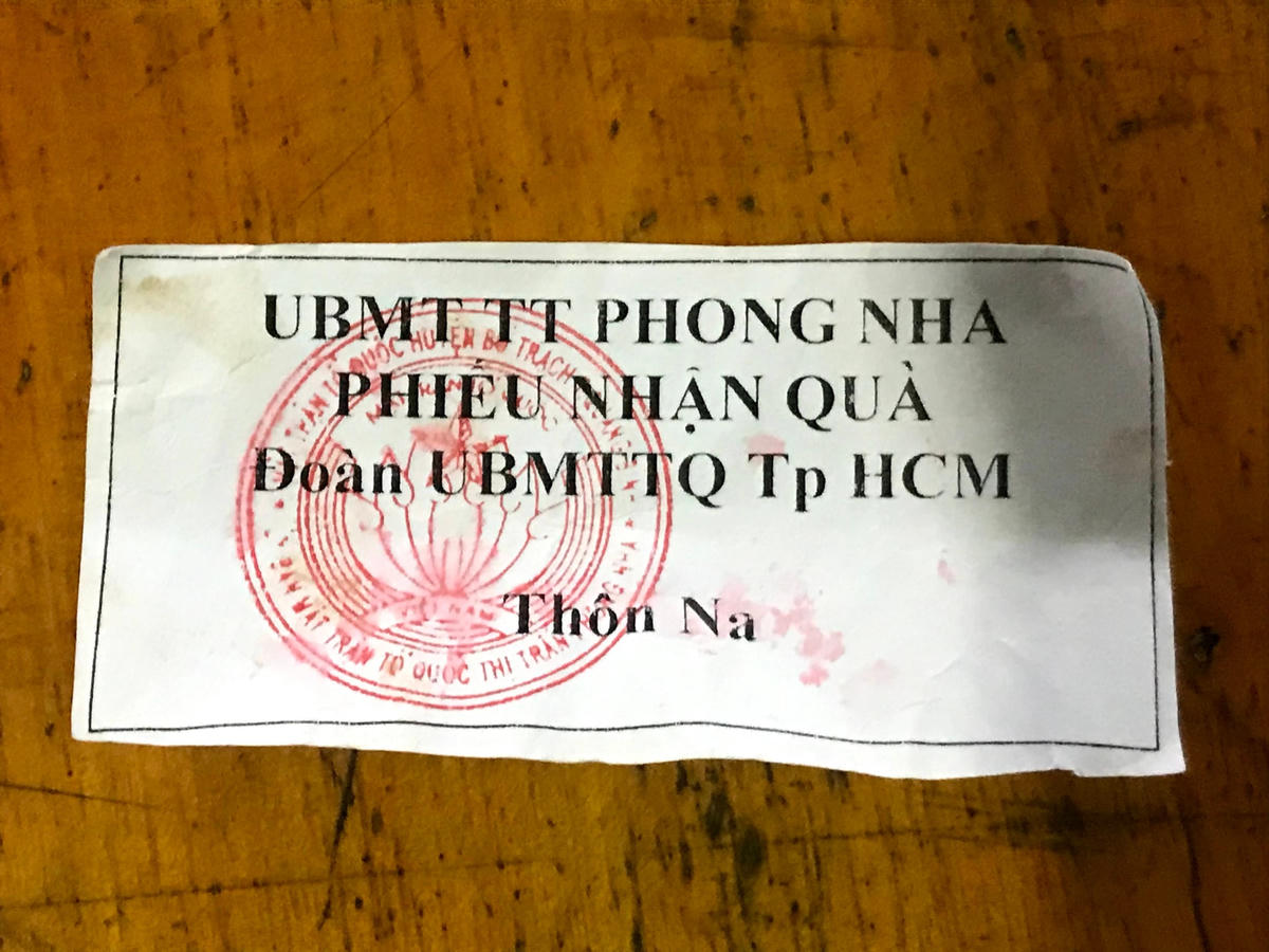 Những phiếu nhận quà cứu trợ của người dân thôn Na.