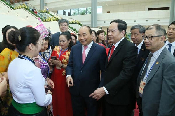 Thủ tướng Nguyễn Xuân Phúc và Chủ tịch UB TƯ MTTQ Việt Nam Trần Thanh Mẫn trò chuyện với bà con các dân tộc và kiều bào dự ĐH MTTQ Việt Nam