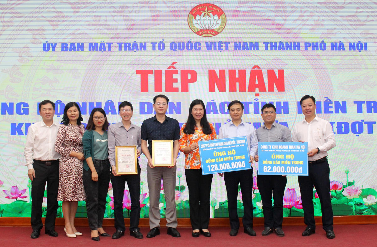 Bà Nguyễn Lan Hương tiếp nhận ủng hộ đồng bào miền Trung.