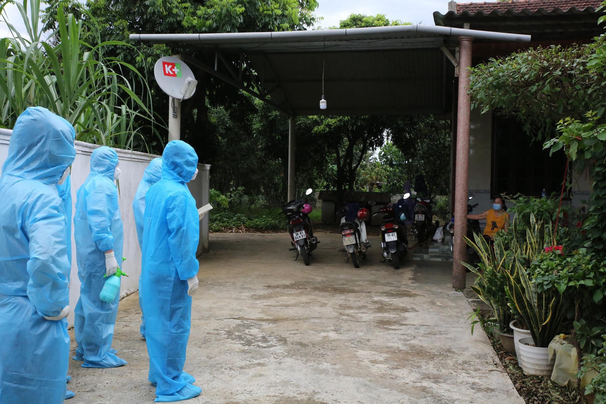 Lực lượng y tế truy vết.