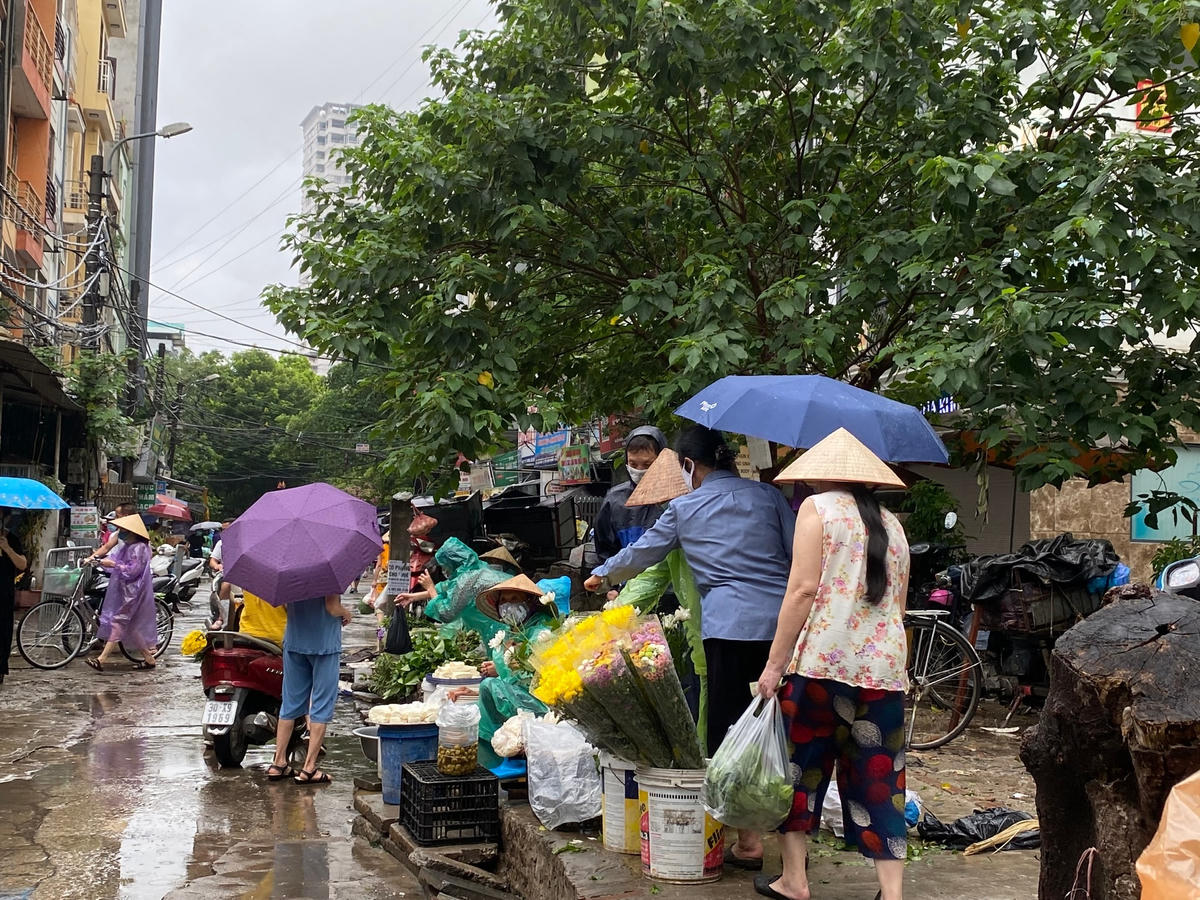 [ẢNH] Phòng, chống dịch tại chợ Hà Nội: Người bán vẫn còn chủ quan