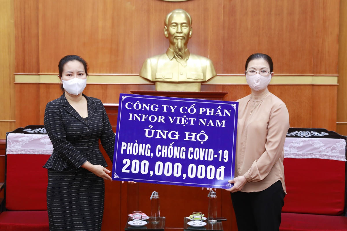 Phó Chủ tịch Trương Thị Ngọc Ánh tiếp nhận ủng hộ từ Công ty CP Infor Việt Nam.