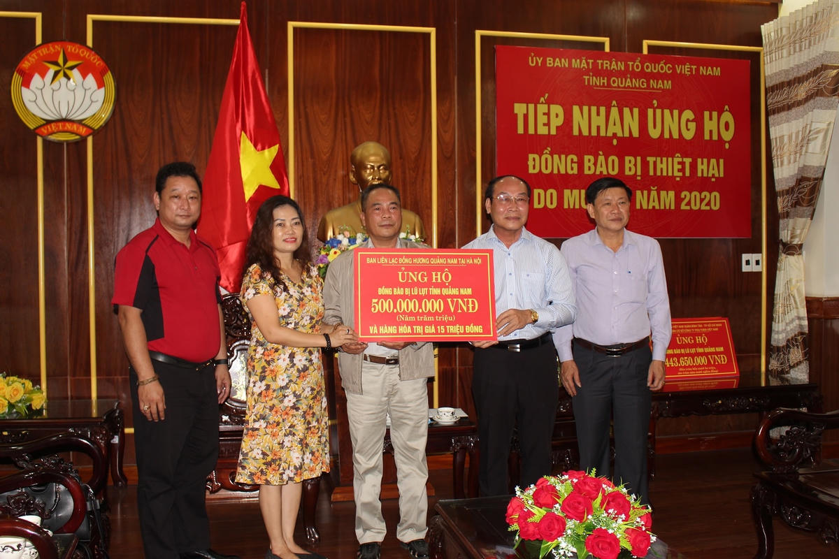 Mặt trận tỉnh Quảng Nam tiếp nhận 500 triệu đồng ủng hộ bà con vùng lũ lụt.