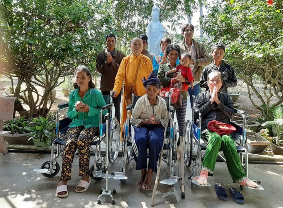Sư cô Thích Nữ Thuần Liên trao tặng xe lăn cho người khuyết tật huyện Đak Pơ. Ảnh: Hà Phương.  