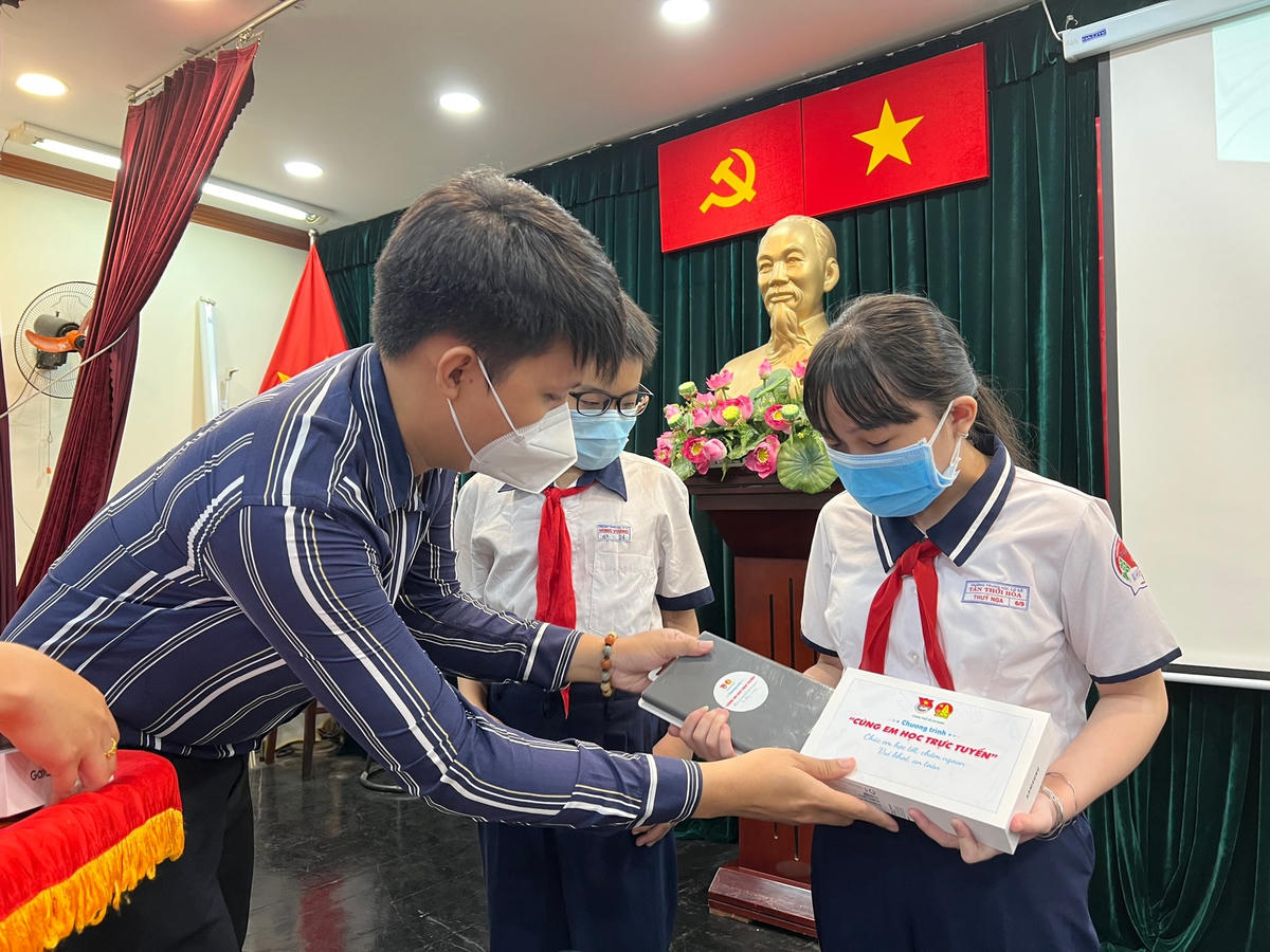 Món quà là lời động viên tới các em nhỏ có hoàn cảnh khó khăn do Covid-19.