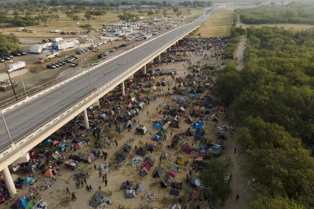 Tình hình hỗn loạn của những người di cư Haiti tại biên giới Mexico và Mỹ. Ảnh AP.