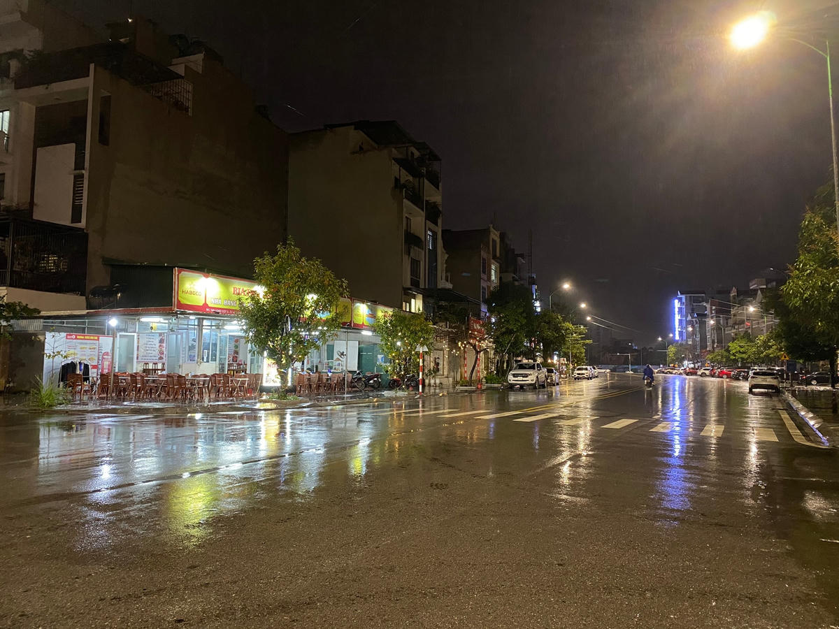 Hàng loạt hàng quán ăn, uống trên đường Võ Nguyên Giáp "buồn thiu" vì vắng khách.