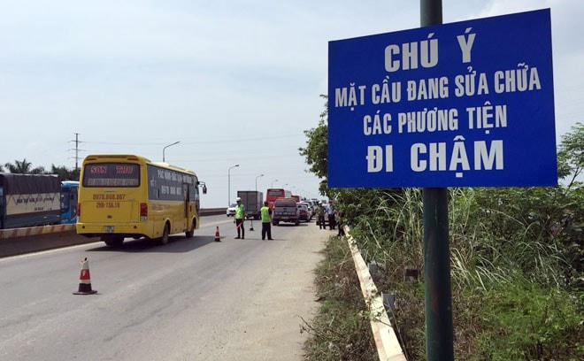 Các đơn vị bắt đầu lắp đặt hệ thống biển báo phân luồng giao thông.