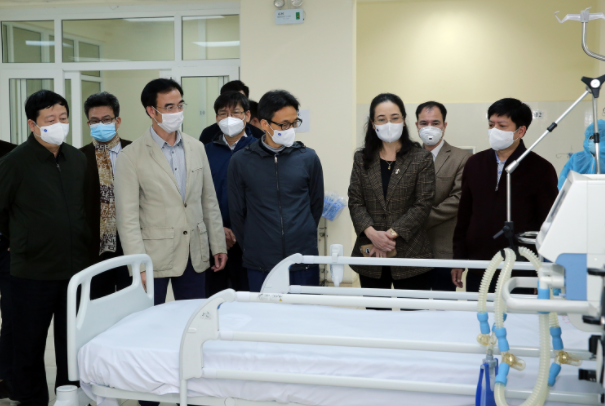 Phó Thủ tướng Vũ Đức Đam thăm đơn vị điều trị bổ sung cho bệnh nhân Covid-19 tại Bệnh viện dã chiến số 2 đặt tại Đại học Y tế kỹ thuật Hải Dương, ngày 31/1. Ảnh: VGP.