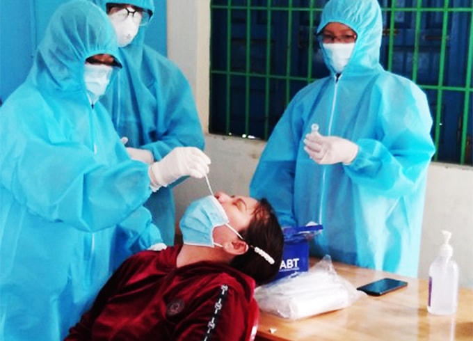 Lấy mấu xét nghiêm Covid-19 cho người dân TP.Nha Trang.
