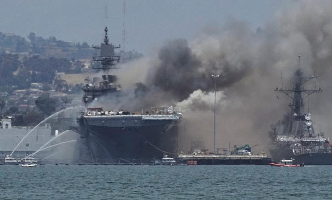 Khói bốc lên từ USS Bonhomme Richard hôm 12/7. Ảnh: Reuters.  