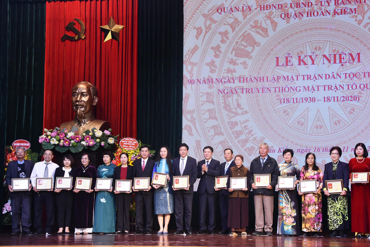 Trao tặng Kỷ niệm chương "Vì sự nghiệp đại đoàn kết dân tộc" cho các đại biểu tại buổi lễ.