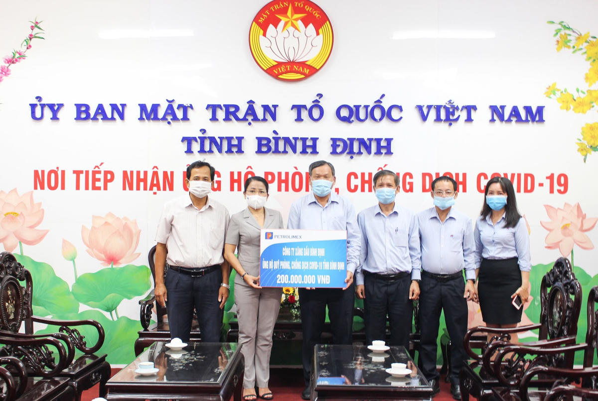 Đại diện Lãnh đạo Công ty Xăng dầu Bình Định trao bảng hỗ trợ 200 triệu đồng cho Ban Cứu trợ Ủy ban MTTQ Việt Nam tỉnh Bình Định.