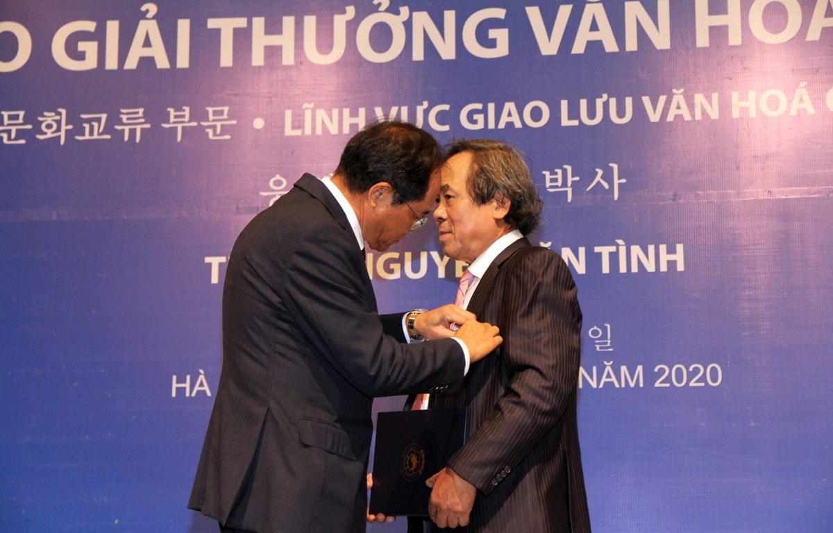 Ông Nguyễn Văn Tình, nguyên Cục trưởng Cục Hợp tác quốc tế, nhận giải thưởng Sejong. (Ảnh: PV/Vietnam+).  