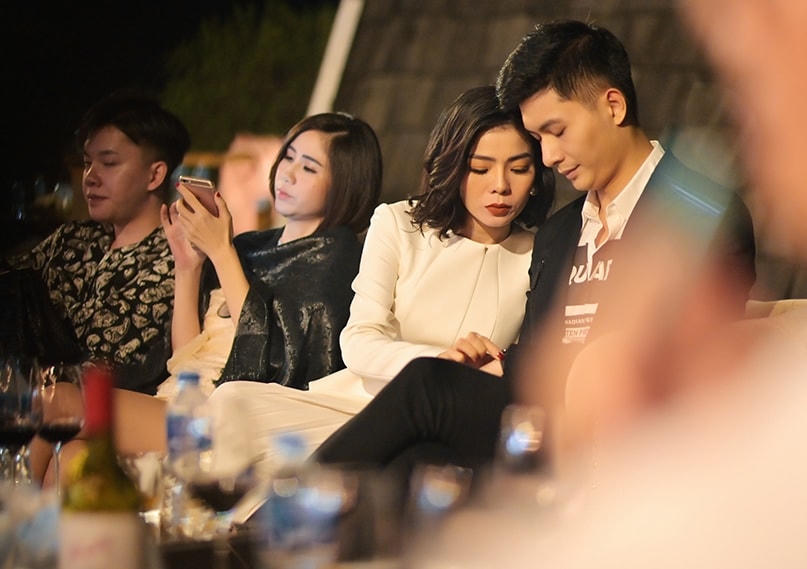 Ống kính truyền thông bắt gặp nhiều khoảnh khắc tự nhiên của Lệ Quyên và “người tình tin đồn” Lâm Bảo Châu. Trước đó, cả hai cũng thu hút sự chú ý khi cùng tham gia biểu diễn trong show thời trang cưới tối 28/11 ở Hà Nội.