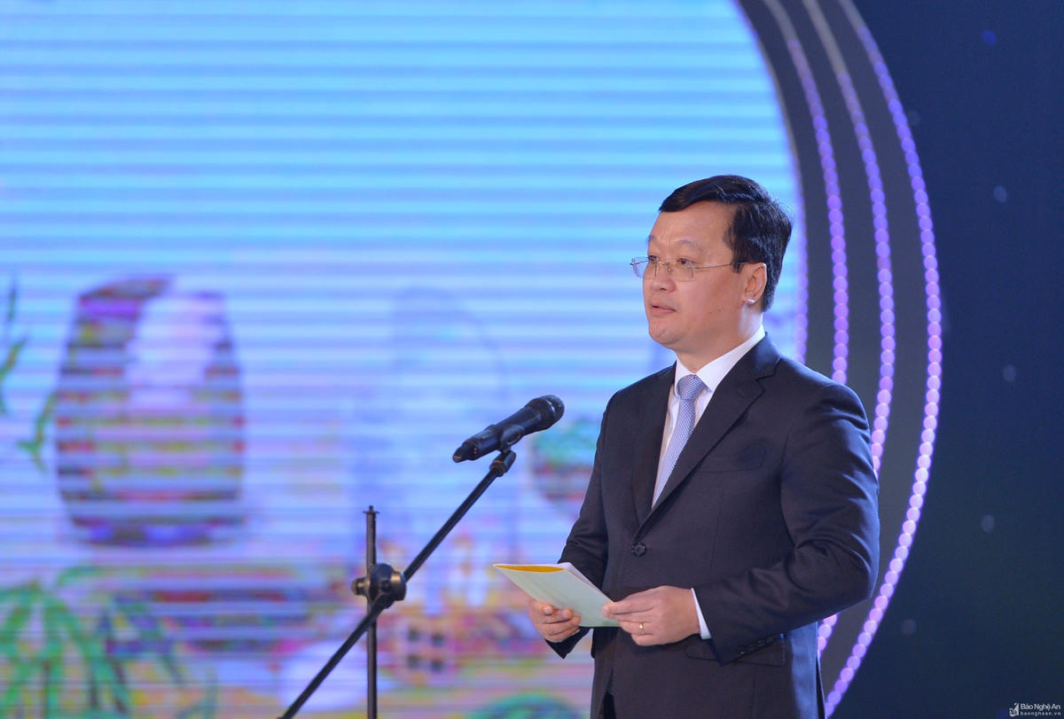 Ông Nguyễn Đức Trung, Chủ tịch UBND tỉnh Nghệ An phát biểu cảm ơn các cơ quan, đoàn thể, các doanh nghiệp, doanh nhân... có những nghĩa cử cao đẹp giúp đỡ người nghèo.
