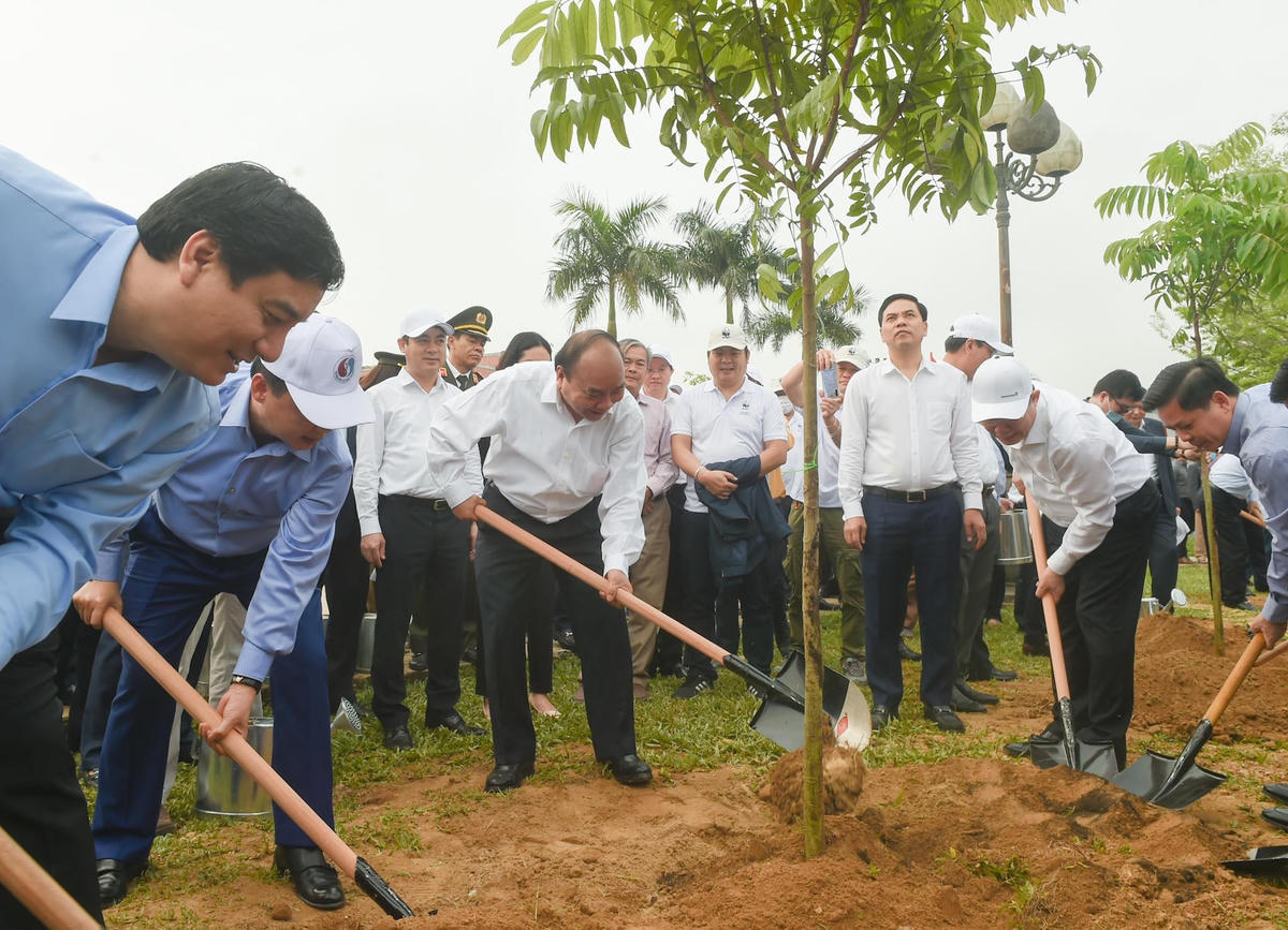 Thủ tướng Nguyễn Xuân Phúc và đoàn công tác trồng cây hưởng ứng Chương trình trồng 1 tỷ cây xanh - Vì một Việt Nam xanh.