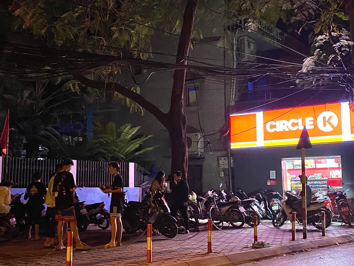 ‘Phớt lờ’ lệnh cấm, nhiều hàng quán ở Hà Nội vẫn hoạt động sau 21h