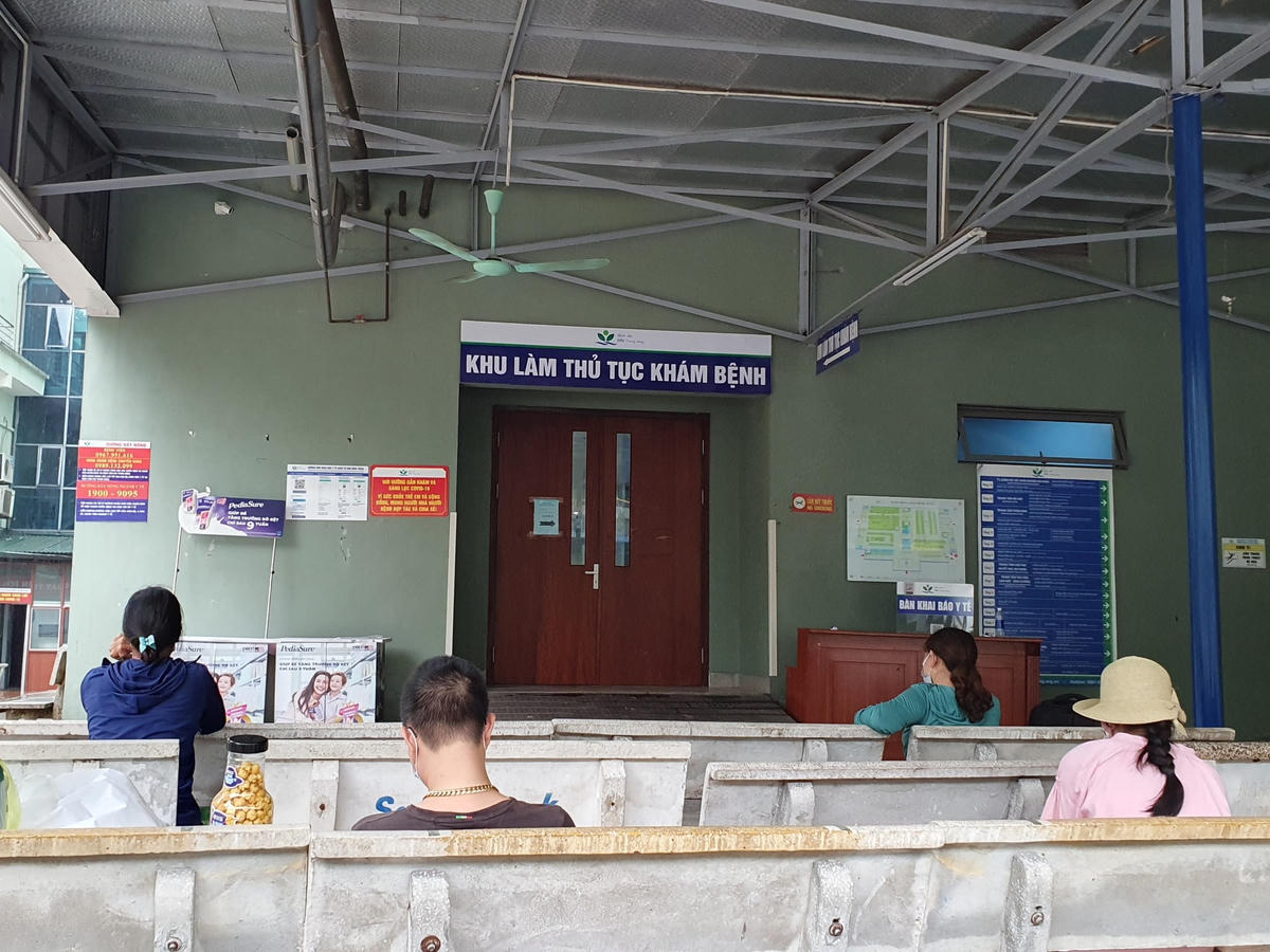 Còn tại Bệnh viện Nhi Trung ương, dù chưa đến giờ làm việc nhưng nhiều người đã tập trung trước khu vực khám bệnh, tất cả đều được nhắc nhở đeo khẩu trang và sát khuẩn tay trước khi vào khu vực chờ. 