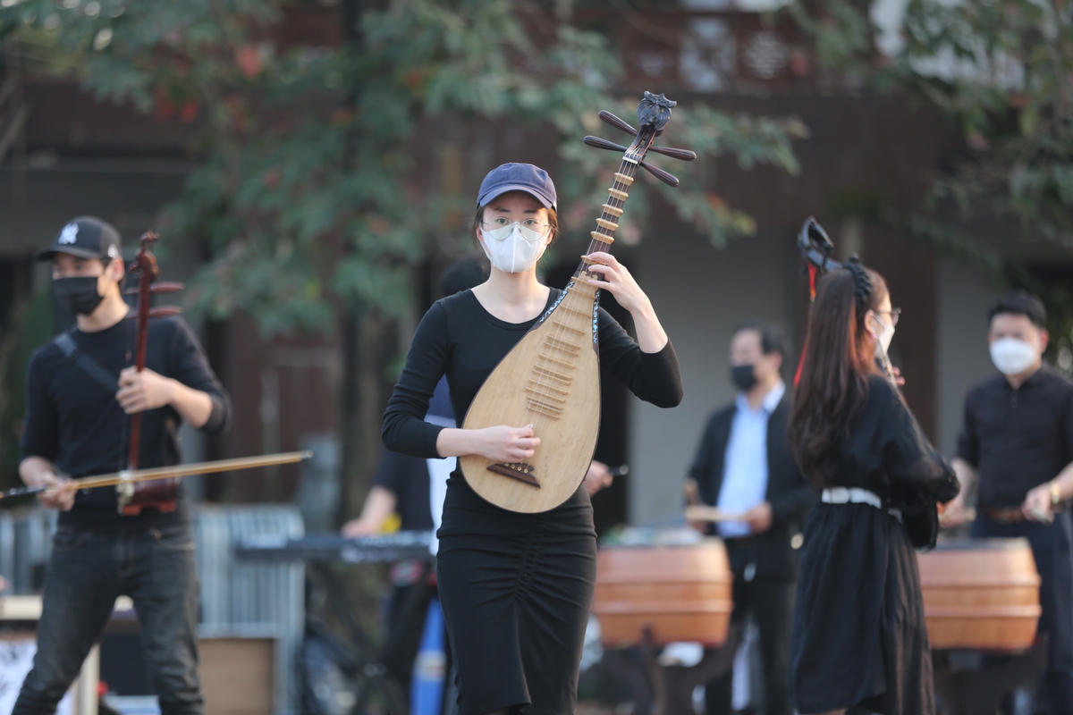 Trước đó, vào ngày 20/12/2021, Ban tổ chức Triển lãm Thế giới EXPO Dubai và đội ngũ kỹ thuật của mái vòm AL WASL đã hoàn thành tổng duyệt hình ảnh và chạy trình chiếu thử bộ phim ngắn về truyền thuyết dân gian Con Rồng Cháu Tiên lên mái vòm lớn nhất thế giới AL WASL tại Dubai vào lúc 3h (giờ địa phương). Ngoài phim ngắn về truyền thuyết dân gian nguồn cội, phần trình chiếu lên mái vòm còn có giây phút thiêng liêng dành cho cờ tổ quốc Việt Nam tung bay, bao trùm toàn bộ Quảng trường AL WASL.