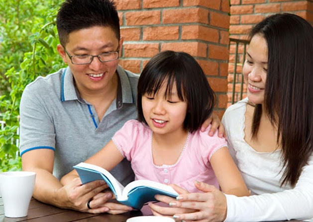 Bố mẹ cần đồng hành cùng con. Ảnh minh họa.